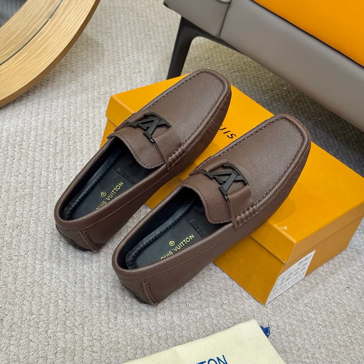 Men's men's shoes 💰420 (Yangli) LV 2⃣️0⃣️2⃣️5️⃣Spring and summer counter GLORIA series models ✈️Original factory special leather production, original last type. A classic driving slip-on casual shoe that shows an elegant style with exquisite craftsmanship details such as Monogram embossing all over the upper🌀Italian imported calfskin fabric Sheepskin foot pads➕Inside～Private mold replica sole Unique style Comfortable driving slip-on Size: 4-12 (38-46) Comes with [Counter packaging: original box, wrapping paper, card, instruction manual, shoehorn, cloth bag] No pressure to enter and leave the counter!